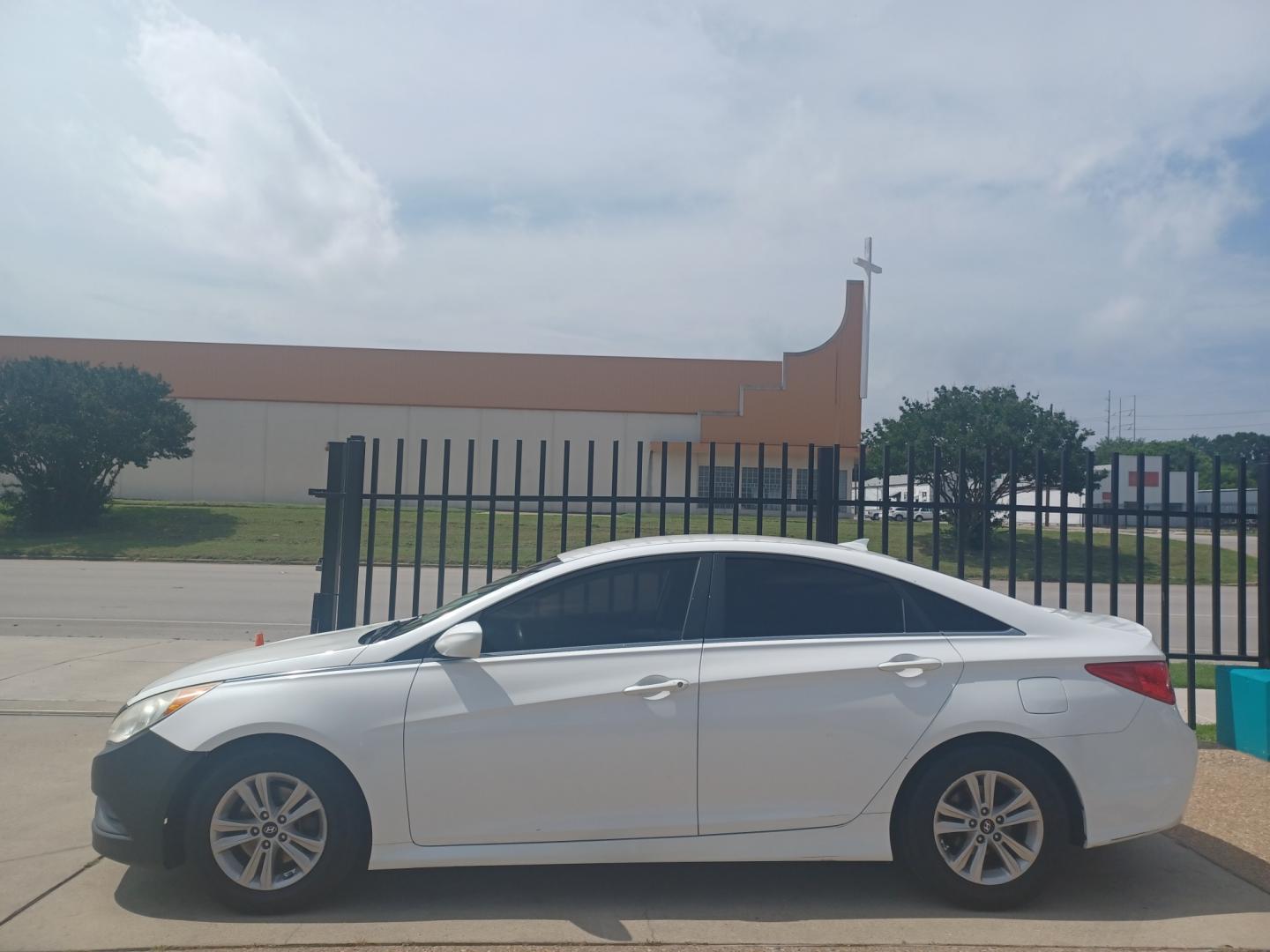 2014 WHITE /BLACK Hyundai Sonata GLS (5NPEB4AC8EH) with an 2.4L L4 DOHC 16V engine, 6-Speed Automatic transmission, located at 2001 E. Lancaster, Ft. Worth, 76103, (817) 336-7000, 32.746181, -97.301018 - Photo#0